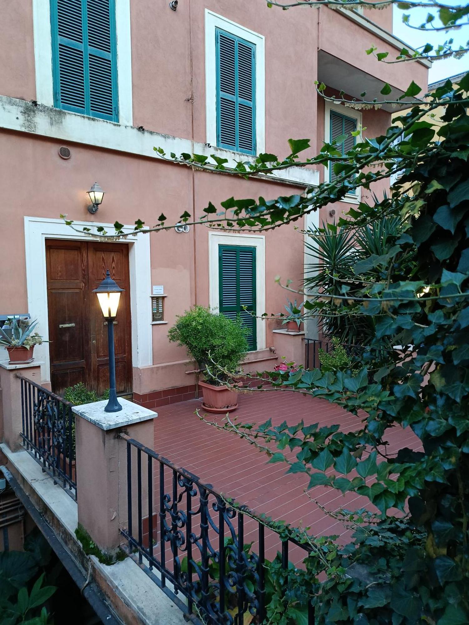 Trastevere Hill Colosseum * Roma